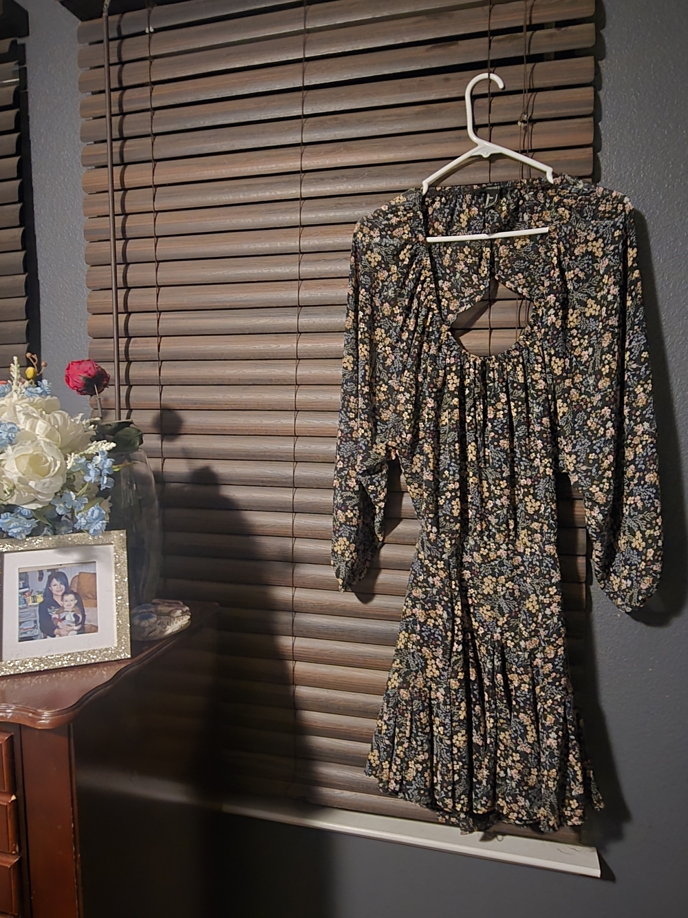 Womens Forever 21 Black Floral Long Sleeve Keyhole Dress